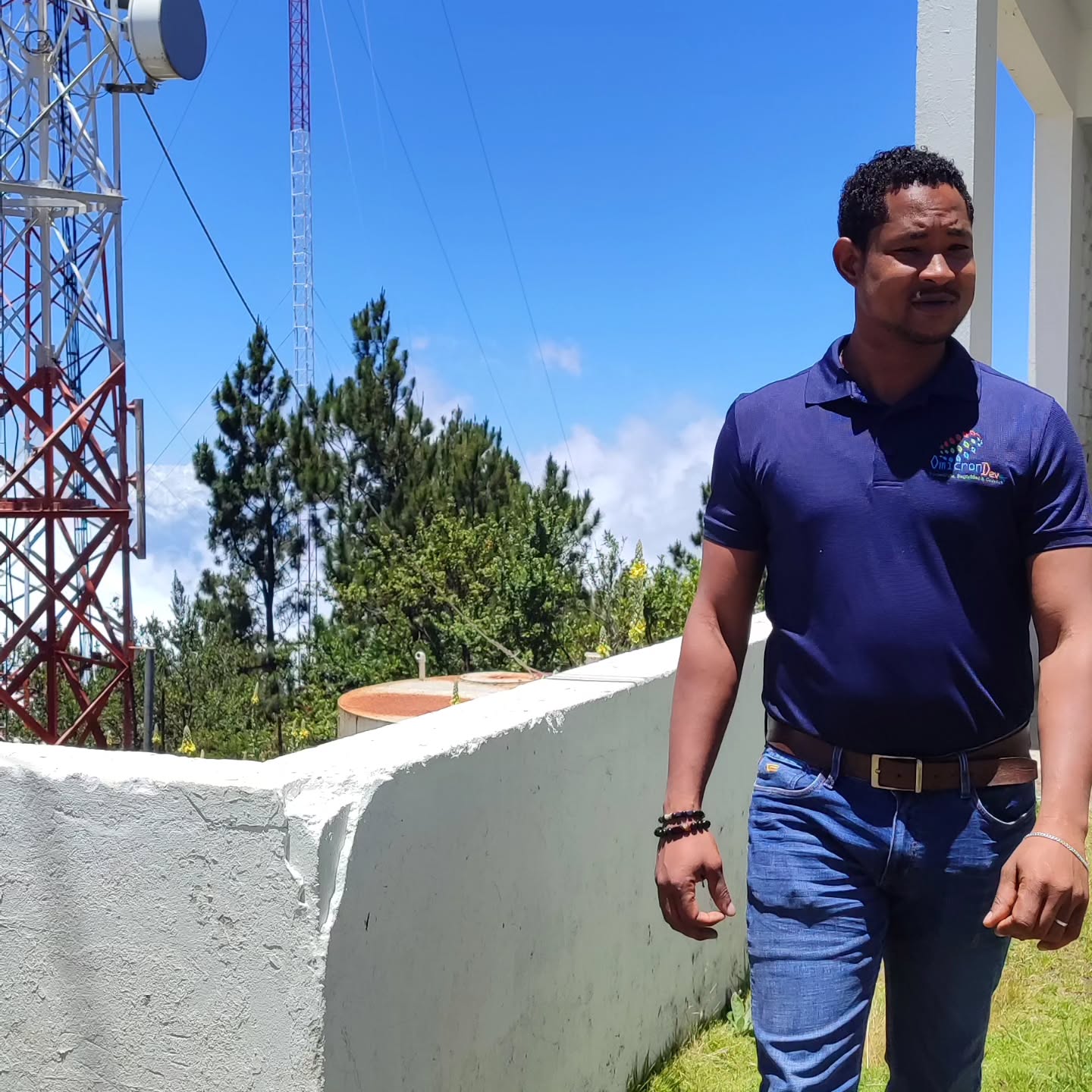 Hombre mirando hacia el horizonte